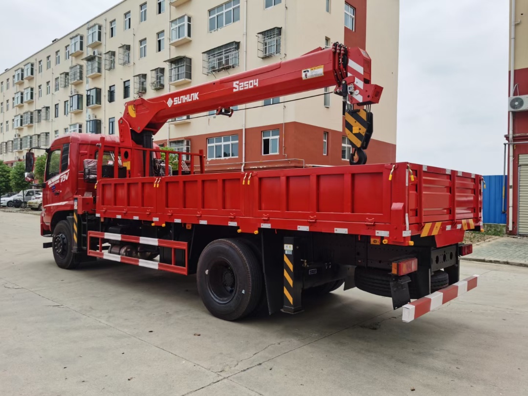 國(guó)六東風(fēng)專底D3V單橋宏昌天馬10噸四節(jié)臂吊機(jī)隨車吊